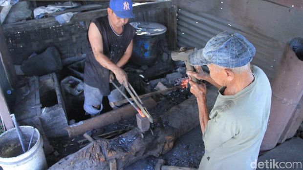 Menengok Bengkel Pandai Besi yang Hampir Punah di Majalaya Bandung