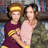 Tetap tampil stylish saat hangout bersama teman-teman dengan jaket motif loreng dan kaus garis-garis. (Foto: Getty Images)