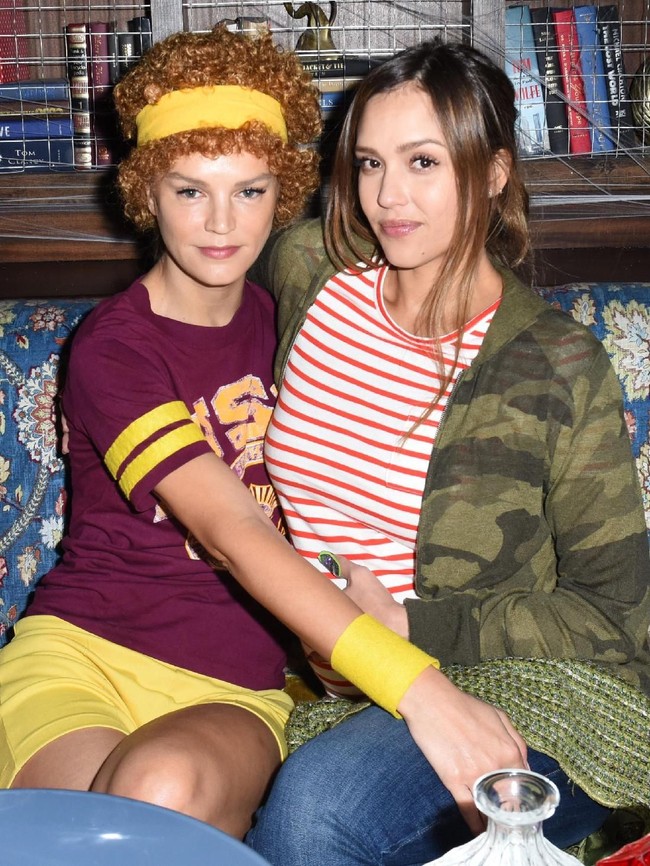 Tetap tampil stylish saat hangout bersama teman-teman dengan jaket motif loreng dan kaus garis-garis. (Foto: Getty Images)