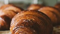 Rasa klasik croissant bisa ditemui di toko roti Boulted Bread. Croissant ini difermentasi secara tradisional selama semalaman dan dipanggang hingga berwarna coklat karamel. Foto: Istimewa