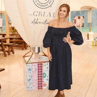 Off-shoulder dress yang mengekspos bagian bahu adalah opsi yang tepat bagi Anda yang ingin tetap memancarkan aura seksi saat hamil namun dengan cara elegan. (Foto: Getty Images)