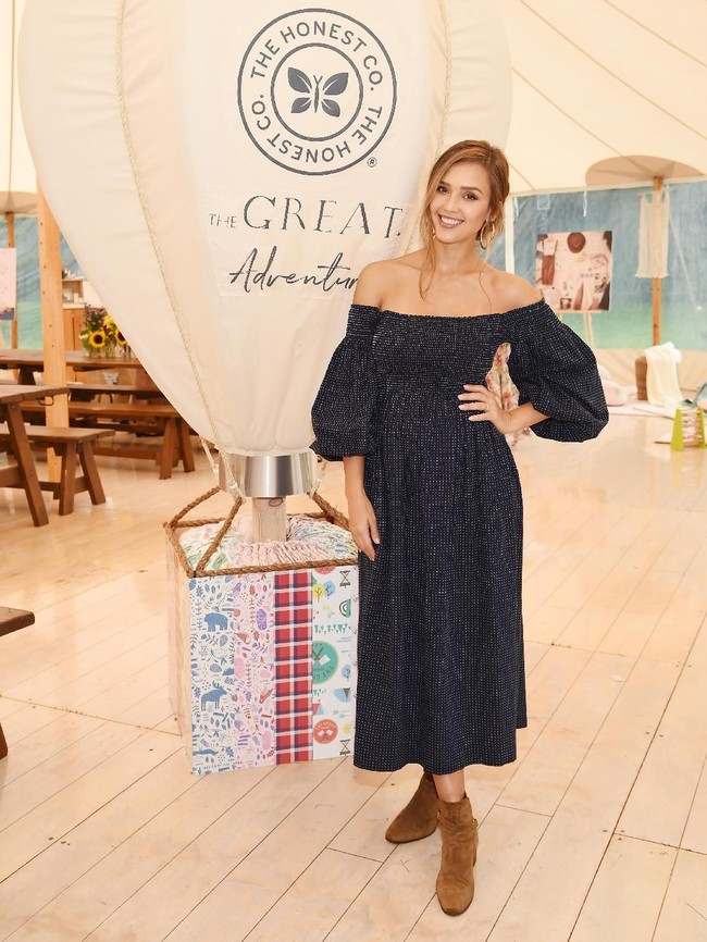 Off-shoulder dress yang mengekspos bagian bahu adalah opsi yang tepat bagi Anda yang ingin tetap memancarkan aura seksi saat hamil namun dengan cara elegan. (Foto: Getty Images)