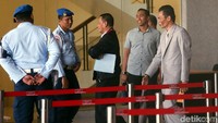 Beberapa petugas provos juga mendampingi Agus.