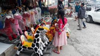 Kerajinan tangan yang berbahan kayu ini seperti kuda-kudaan, miniatur truk, kentongan berbentuk si cepot, ikan, cabai merah dan terong ungu, wayang golek Jelekong. (Wisma Putra/detikTravel)