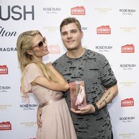 Di awal pertunangan mereka, netizen sudah curiga bahwa cincin tersebut bukan dibeli oleh Chris. Ada yang menyangka hasil endorsement atau dibeli oleh Paris sendiri. Banyak orang meragukan kemampuan Chris dalam membeli barang mewah. Chris belum mendapatkan peran besar di industri Hollywood. Dia memulai kariernya sebagai figuran. Pria 33 tahun itu pun tumbuh di keluarga sederhana. Foto: Getty Images