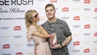 Paris Hilton dan Chris Zylka sering menghadiri acara bersama. Chris Zylka juga terlihat mendukung bisnis Paris Hilton dengan ikut mempromosikan parfum yang diluncurkan sang kekasih. Foto: Getty Images