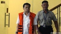 Novanto tampak keluar dari lobi KPK pukul 17.04 WIB, Rabu (3/1/2018).