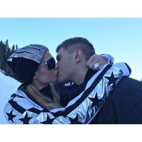Paris Hilton Dilamar, Cincin Tunangannya Bikin Netizen Heboh