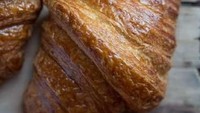 Penggemar croissant unik bisa menemukan kudapan ini dengan rasa yang tidak biasa. Toko kue Kent Artisan Bakeri menawarkan croissant rasa hazelnut blueberry, raspberry rose, valrhona chocolate hingga honey rye croissant. Foto: Istimewa