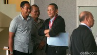 Agus datang dengan didampingi beberapa orang.