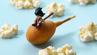 Son Goku terlihat unik duduk di atas makanan dan popcorn yang diibaratkan sebagai awan. Kreatif! Foto: Tatsuya Tanaka
