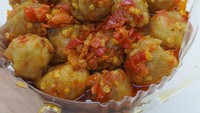 Pentol pedas jadi salah satu jajanan bakso populer di tahun 2017. Haduh, bakso-bakso yang kenyal ini disajikan dengan cabai super pedas yang bikin ketar ketir. Berani coba? Foto: Istimewa
