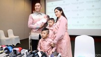 Senyum bahagia Ibas dan sang istri yang baru dikaruniai putri yang lahir pada 1 Januari kemarin.