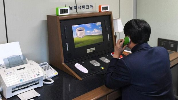 Pejabat Korsel memeriksa sambungan telepon hotline dengan Korut 