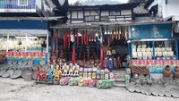 Selain peuyeum, kios oleh-oleh Peuyeum Bandung ini juga menjual makanan khas Jawa Barat lainnya di antaranya, kerupuk melarat, ubu cilembu, tauco, macam-macam manisan buah dan lainnya. (Wisma Putra/detikTravel)