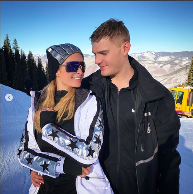 Inilah momen mesra saat Chris melamar Paris di Gunung Aspen pada Tahun Baru 2018 silam. Aktor yang kurang populer itu memberikan cincin berlian 20 karat dengan nilai fantastis.  Foto: Instagram Paris Hilton