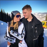 Inilah momen mesra saat Chris melamar Paris di Gunung Aspen pada Tahun Baru 2018 silam. Aktor yang kurang populer itu memberikan cincin berlian 20 karat dengan nilai fantastis.  Foto: Instagram Paris Hilton