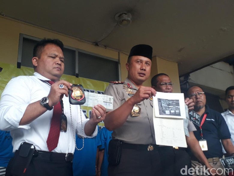 Komplotan Pemalsu STNK di Karawang Pakai Modus Jadi Anggota Polisi Komplotan Pemalsu STNK di Karawang Pakai Modus Jadi Anggota Polisi