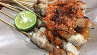 Sate Taichan jadi salah satu jenis sate berwarna putih yang disajikan dengan sambal rawit yang pedas. Disajikan dengan bumbu dan perasan jeruk nipis, sate ini sangat digandrungi anak muda. Foto: Istimewa