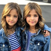 Kedua gadis tersebut pun sering mendapat pujian dari netizen. Mereka bahkan sering dibilang sebagai anak-anak tercantik di dunia. Foto: Instagram Clements Twins