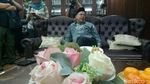 Foto: Gaya Fahri Hamzah yang Asyik Main Twitter di Layar Jumbo DPR