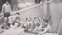 Terkadang Rain bisa menghabiskan waktu untuk berenang bersama kru atau teman-teman dekatnya. (Foto: Instagram/rain_oppa)