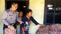 Selain PNS, polisi di Brebes juga ikut menggelar aksi borong bawang untuk membantu petani.