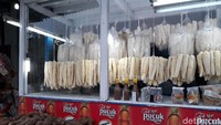 Peuyeum-peuyeum itu diikat menggunakan tali bambu dan dipajang di dalam etalase kaca. Bagi yang melintasi Jalan Bandung-Cianjur, pemandangan itu bakal banyak dijumpai. (Wisma Putra/detikTravel)