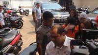 Saat tiba di Puslabfor Polri di Kalimalang, Jakarta Timur, Jennifer terus menutupi wajah cantiknya. Foto: Ibnu-detikcom