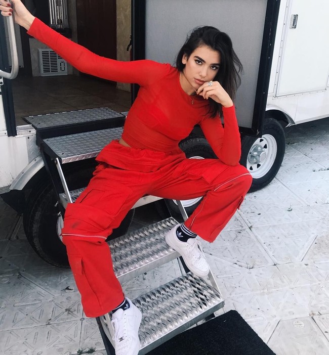 Womanspreading merupakan gerakan wanita untuk kesetaraan gender yang coba digaungkan lewat postingan Instagram. Seperti yang dilakukan penyanyi Dua Lipa ini. Foto: Instagram