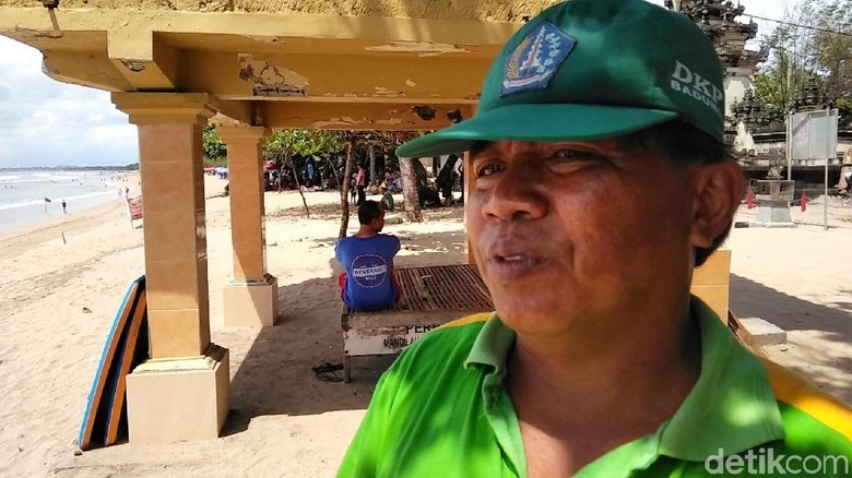 Mandor pekerja kebersihan Dinas Pertamanan Kabupaten Badung, Gede Astawa (Prins David Saut/detikTravel) Mandor pekerja kebersihan Dinas Pertamanan Kabupaten Badung, Gede Astawa (Prins David Saut/detikTravel)