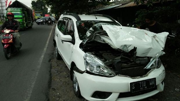 Mobil Nissan Grand Livina juga mengalami kerusakan parah