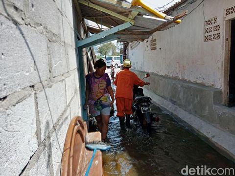  Permukiman warga Blok Empang, Muara Angke, Jakarta Utara, tergenang rob, Rabu (3/1/2018)