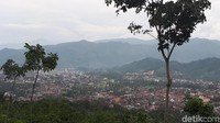 Dari Simarsayang ini, traveler bisa menatap keindahan Sidimpuan. Bila dilihat dari atas, maka Sidimpuan terlihat seperti cekungan kerena dikelilingi gugusan Bukit Barisan (Chaidir/detikTravel)