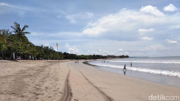 Kata Petugas Kebersihan Pantai Kuta Soal Fenomena Sampah