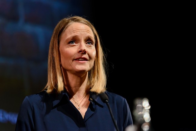 Jodie Foster lulus dengan nilai cum laude di jurusan Literatur Afrika-Amerika, Universitas Yale. Aktris multitalenta ini juga mahir bicara berbagai bahasa mulai dari Prancis, Jerman, Italia hingga Spanyol. Foto: Jodie Foster (Joe Maher/Getty Images)