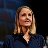 Jodie Foster lulus dengan nilai cum laude di jurusan Literatur Afrika-Amerika, Universitas Yale. Aktris multitalenta ini juga mahir bicara berbagai bahasa mulai dari Prancis, Jerman, Italia hingga Spanyol. Foto: Jodie Foster (Joe Maher/Getty Images)