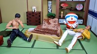 Freddie tampak tak kuat menghabiskan kue tersebut sementara Bruce hampir muntah hingga muncul Doraemon. Dok. Twitter/@suekichiii