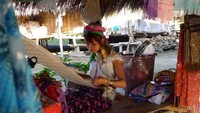 Nah, wanita Suku Karen memang terbiasa menggunakan kalung besi berwarna emas di leher mereka (Sastri/detikTravel)