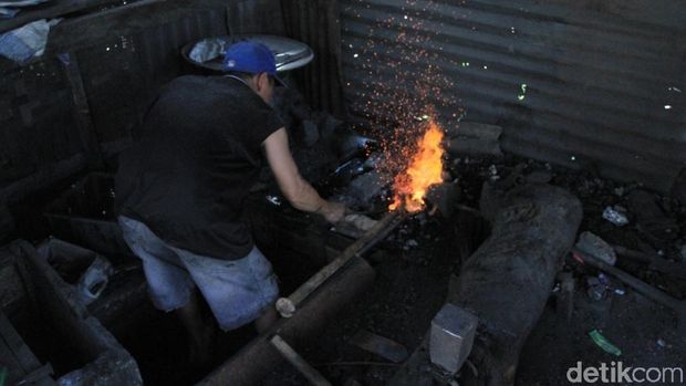 Menengok Bengkel Pandai Besi yang Hampir Punah di Majalaya Bandung