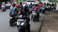 Mereka nekat melawan arus karena enggan memutar.