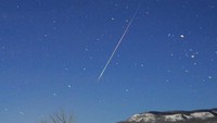 Quadrantid bisa meluncurkan meteor yang terlihat seperti bola api raksasa berekor dan bersinar terang saat melewati langit. Untuk bisa menemukan Quandrantids, lebih dulu anda harus mencari rasi Bootes. Quandrantids akan terlihat di area pertemuan rasi Bootes, Hercules, dan Draco atau tak jauh dari asterisme Gayung Besar. (Foto: Quadrantid fireball 2008/dok. Jimmy Westlake)