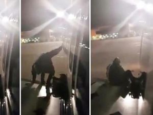 Pesawat Mendarat dan Nggak Keluar-keluar, Pria Ini Mau Loncat dari Sayap