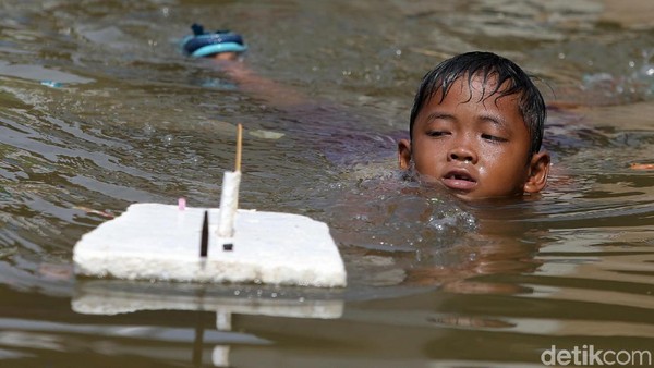 Banjir Rob Kembali Rendam Pelabuhan Kali Adem