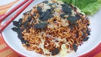 Samyang yang merupakan mie asal Korea Selatan ini mendadak viral di Indonesia berkat YouTuber dan sosial media. Mie yang disajikan dengan bumbu pedas ini sering dijadikan Samyang Challenge. Foto: Istimewa