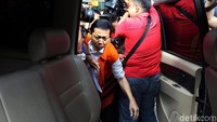 Novanto masuk ke mobil tahanan.