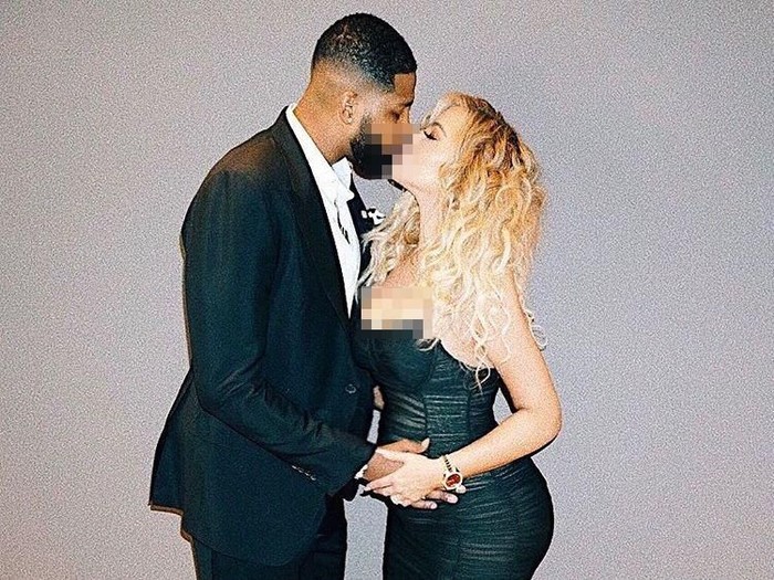 Hamil 6 Bulan, Khloe Kardashian Unggah Foto Mesra dengan Pacar