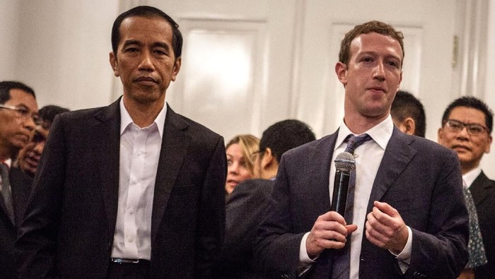 JAKARTA, INDONESIA - OCTOBER 13:  Indonesian President-elect Joko Widodo (L) with Facebook founder Mark Zuckerberg (R) at Tanah Abang Market the biggest textile market in South East Asia after meeting on October 13, 2014 in Jakarta, Indonesia. Mark Zukerberg is visiting Indonesia to attend Internet developers summit and meet heads of goverment. Indonesia is a country that has a population of 240 million and has approximately 60 million active users of social media  (Photo by Oscar Siagian/Getty Images)