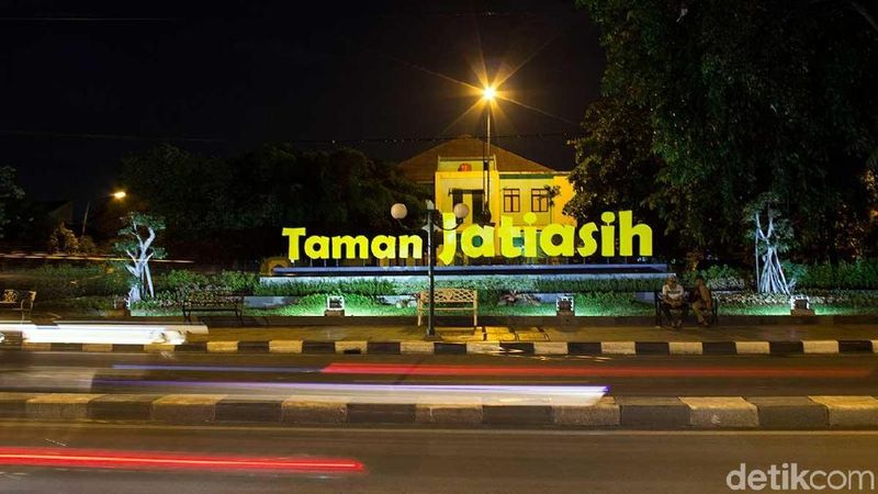 Foto Air Mancur Warna Warni Dan Taman Cantik Di Bekasi