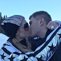 Paris Hilton memukau dengan cincin tunangan super mewah. Cincin berlian besar yang tersemat di jari manisnya seharga cincin senilai US$ 4 juta atau sekitar Rp 27 miliar.  Foto: Paris Hilton/Instagram